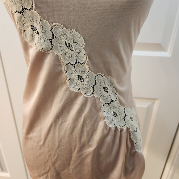 Vanity Fair Blush and Cream Camisole Nylon Romantic Lace Detail Women's 30 - Picture 3 of 12